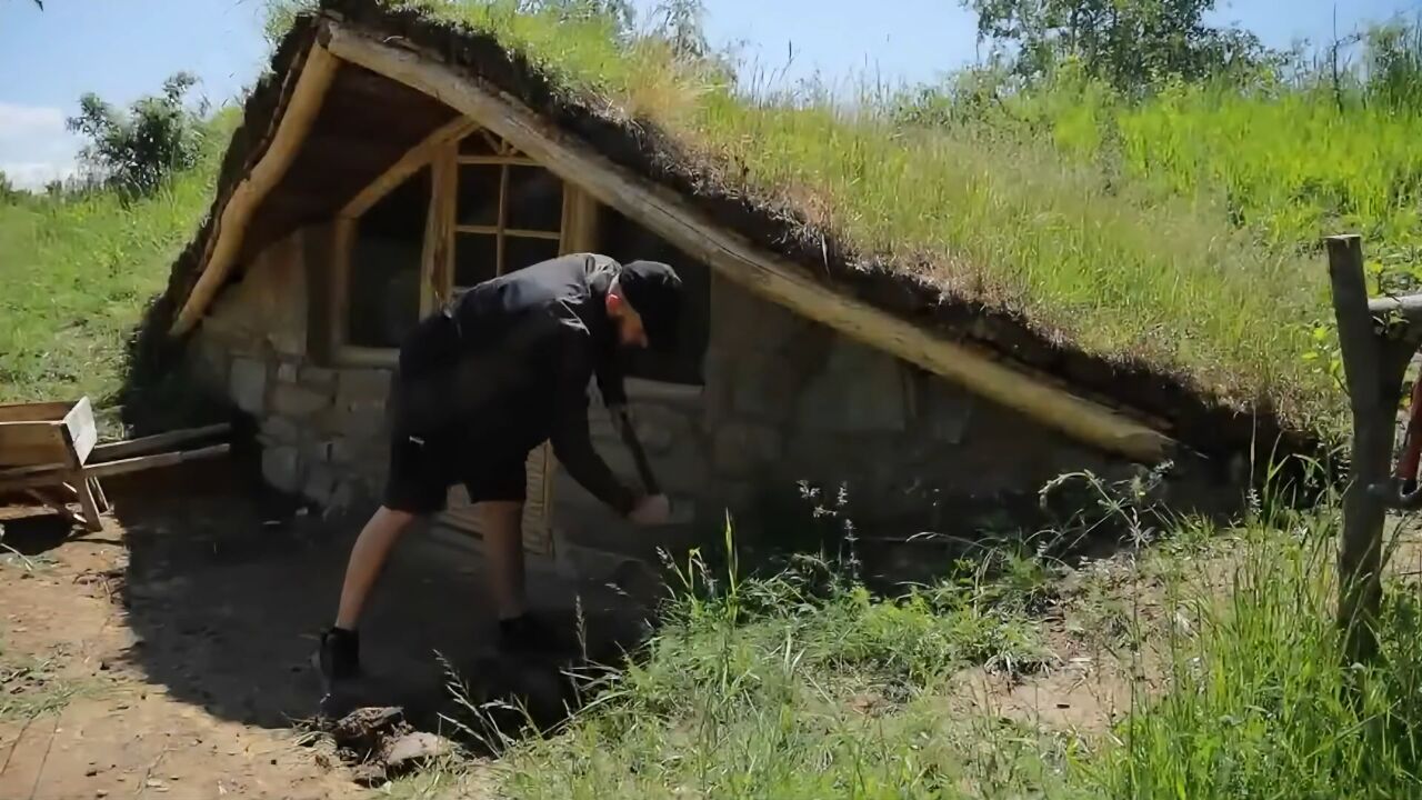 失业小伙为节省开支建造野外木屋,最后爱上了荒野生活|纪录片