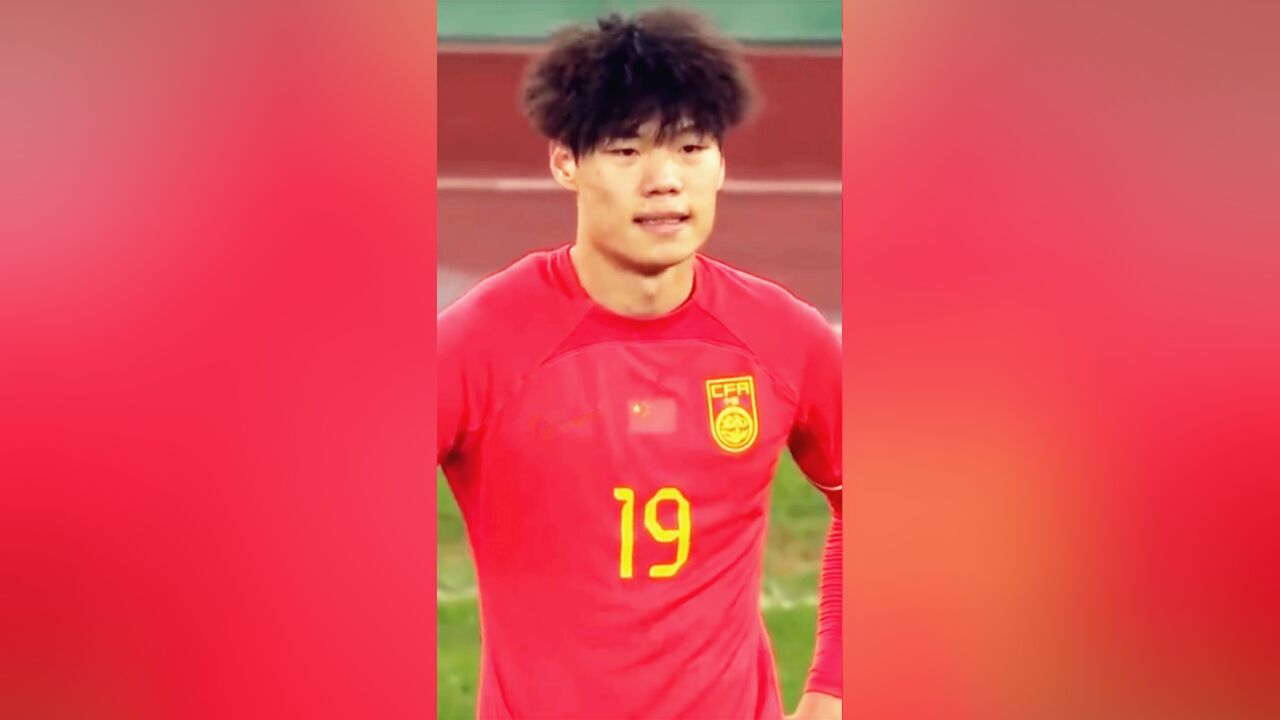 离谱乌龙!U19国足后卫解围踢入自家球门,向队友挥手致歉