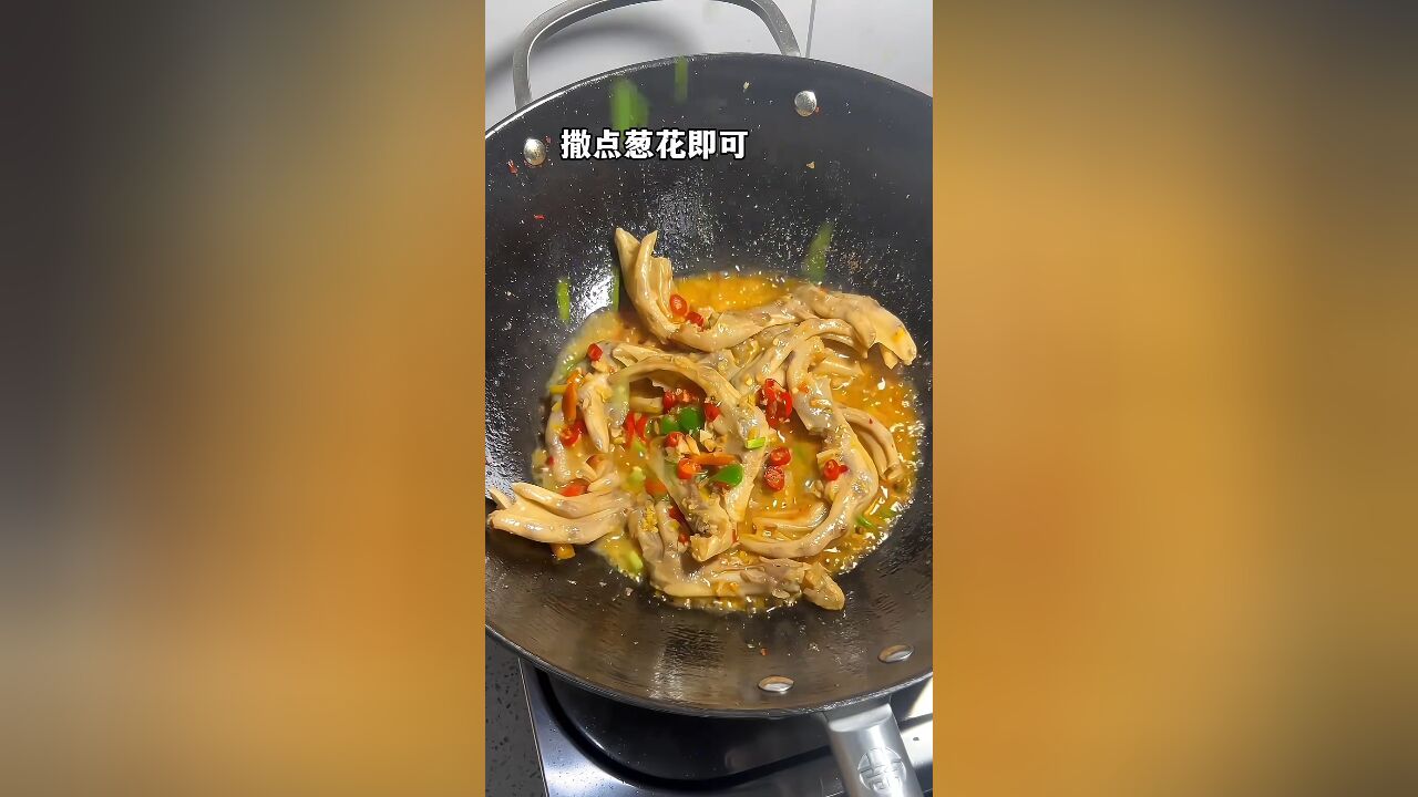 和饭店大厨学的鸭爪,香辣入味,一盘根本不够我嗦的