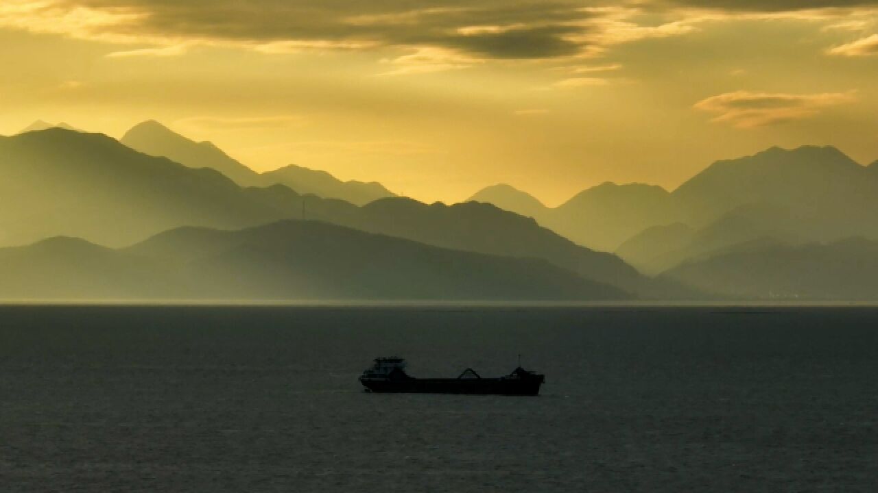 古诗里的一叶扁舟!摄影师航拍珠海夕阳下山河泛舟绝景