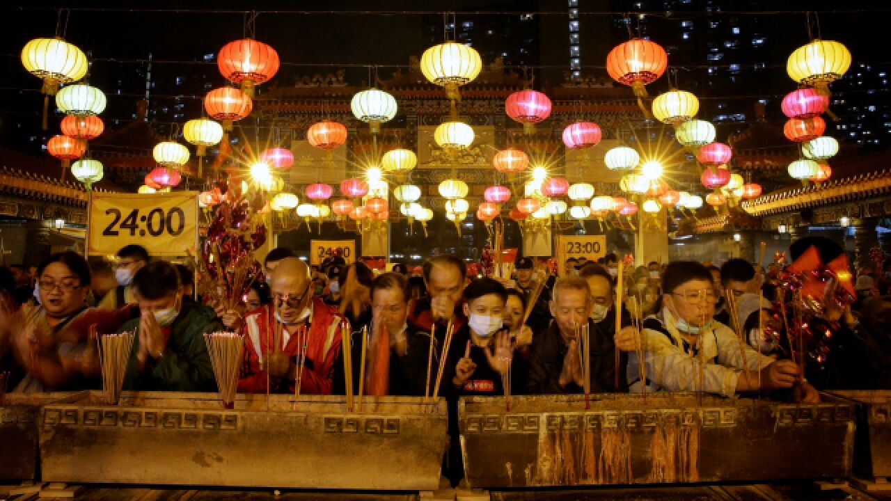 香港黄大仙祠恢复“抢头香”活动 市民蜂拥而至抢新年头炷香