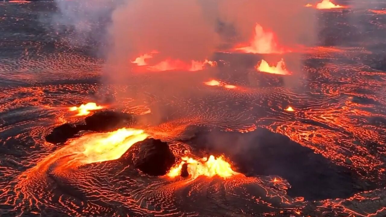 美国基拉韦厄火山喷发瞬间:炽热熔岩奔涌而出 顺着山体蜿蜒淌下