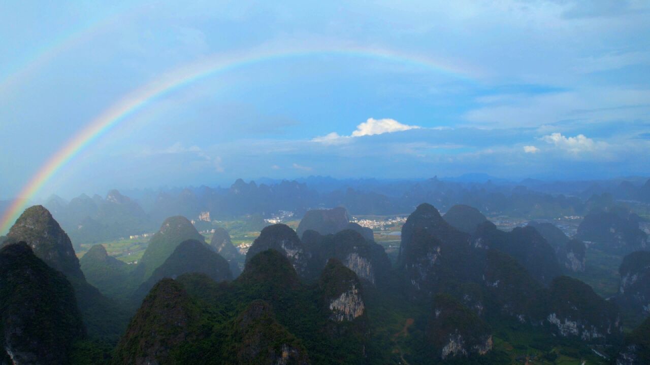 桂林大雨双彩虹丁达尔三景同框,摄影师捕捉下罕见一幕!