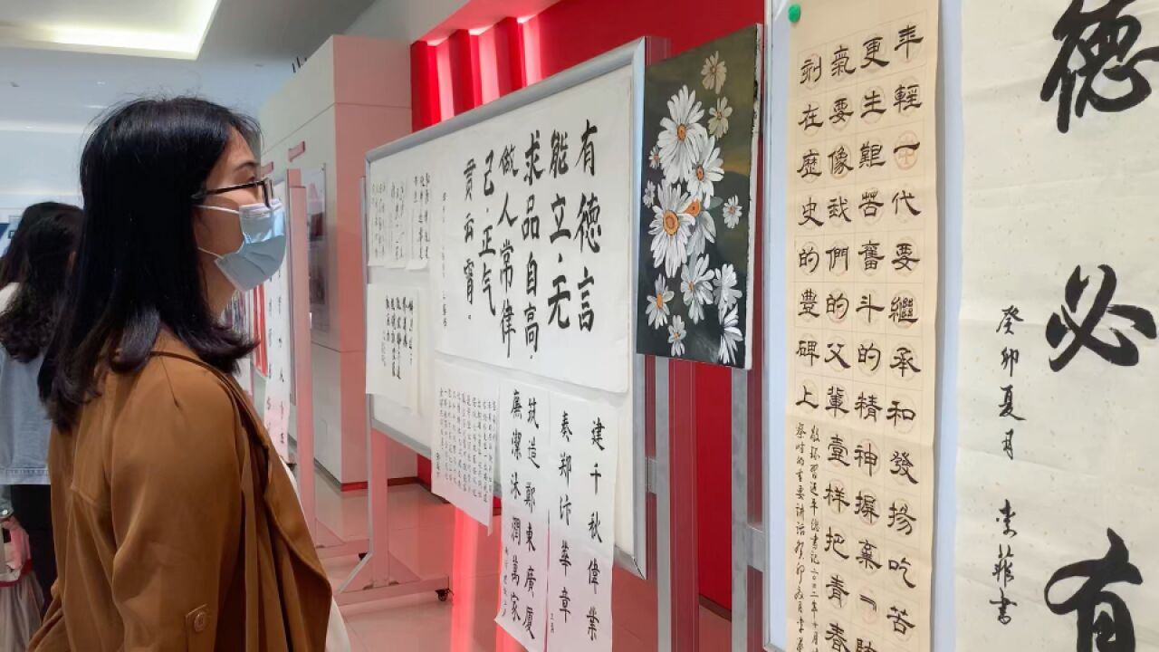 “爱郑州,爱人才”:员工工作之余花费2年制作十字绣参展