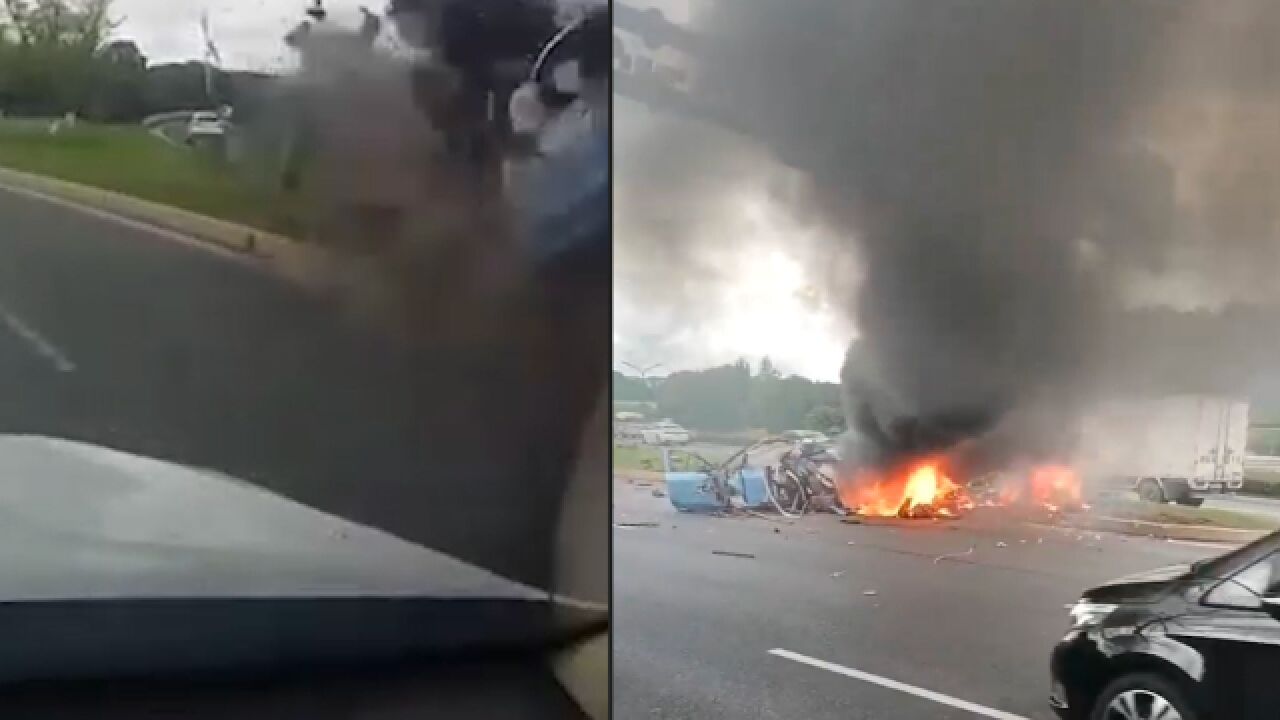 浙江一蔚来汽车撞上路柱后起火:零件四散而飞,车身被烧成空壳