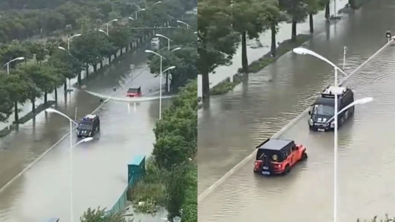 特警车涉水被困,路过越野车帮忙拖车,目击者:警民关系让人感动