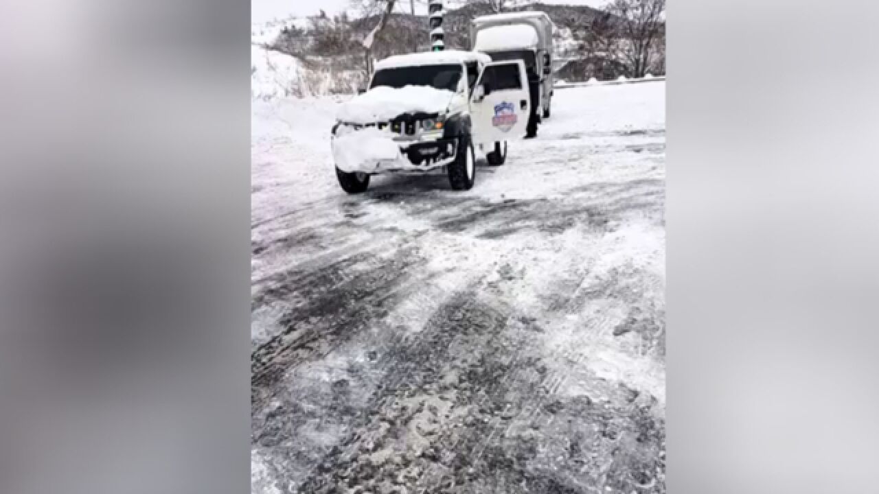 男子与朋友救援暴雪抛锚车辆:自发组织的 已经坚持五六年