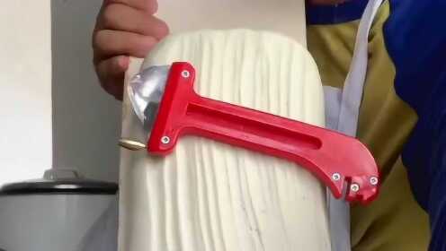 刀削面都是这样削出来的,只要学会了这个方法,在家也可以学着做!