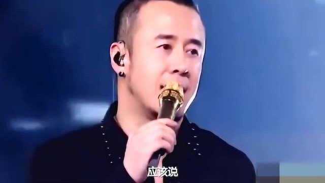 47岁杨坤为何至今不结婚,脖子上挂的项链藏深意