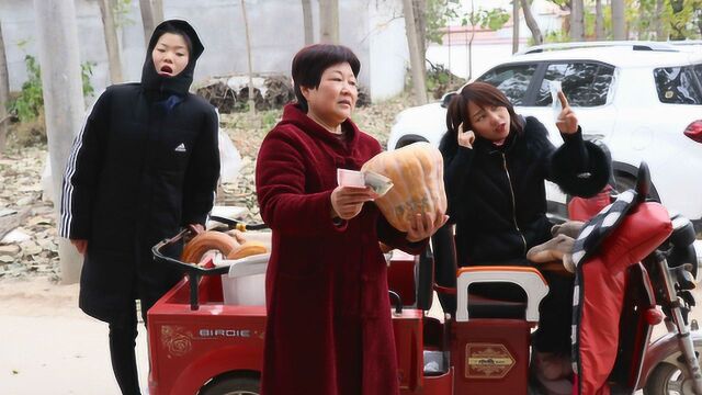 猫妹街上卖南瓜,没想来个大妈买个南瓜还净赚猫妹80,人才