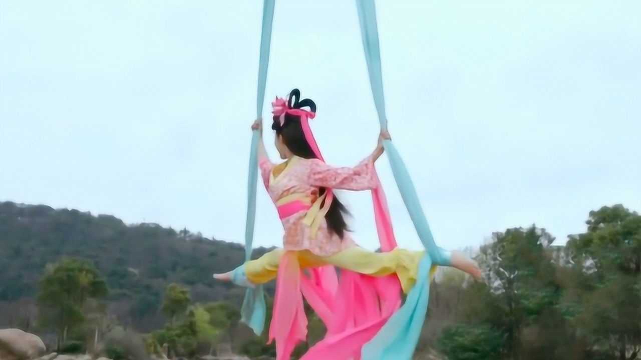 白衣女子从天而降,宛若天仙下凡,这美丽的容颜真是倾国倾城啊