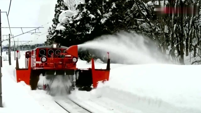 北方冬季积雪把铁路覆盖2米深,火车竟不会停运,原来是有这神器