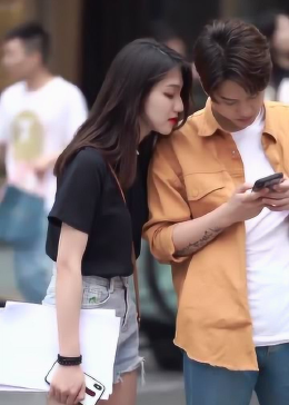 街头无意间拍到一幕，令人羡慕的一对情侣，小姐姐也太漂亮了！