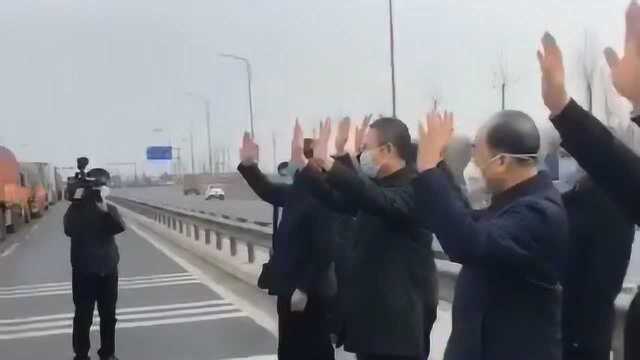 山东寿光十四辆大挂车,350吨优质蔬菜今天发往武汉,我们中国人就是团结