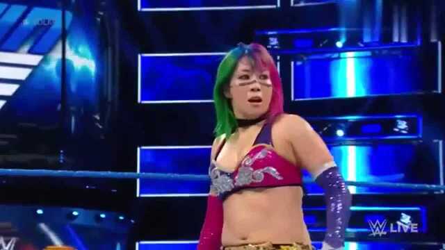 WWE:日本女星被三个美国选手针对,虐很惨,看得很过瘾