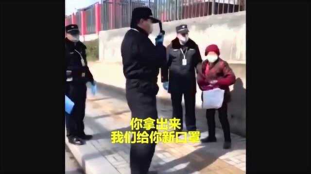 老人在垃圾堆捡废弃口罩,城管看到后上演感人一幕