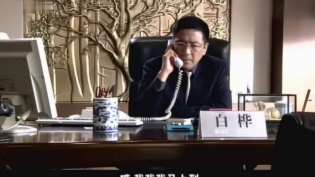 老头子去银行取钱,证件不齐不给取,不料行长一来:爸取多少?