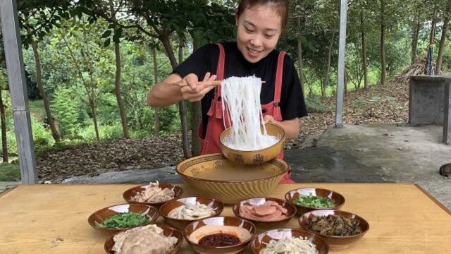 秋妹做云南特色过桥米线,配菜太多堪比吃火锅,汤汁鲜美,吃爽了