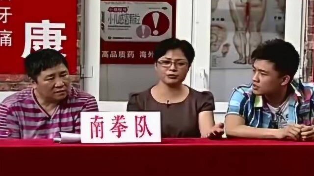 赵四手机打不开,折腾半天发现是没电了,逗得观众大笑不止