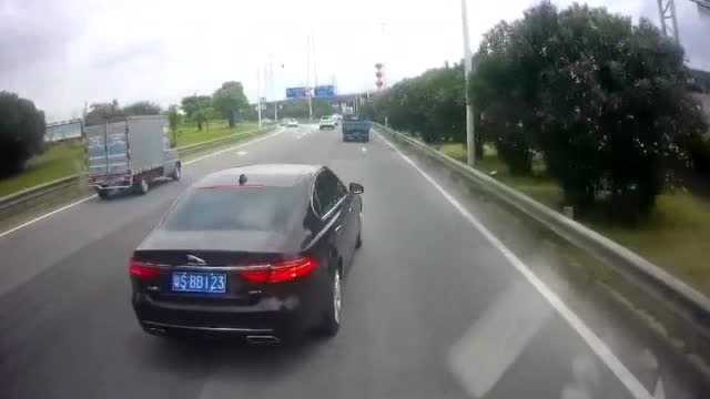 高速公路上遇到黑色轿车别车,最后对方还说后车故意撞他,这该怎么定责?