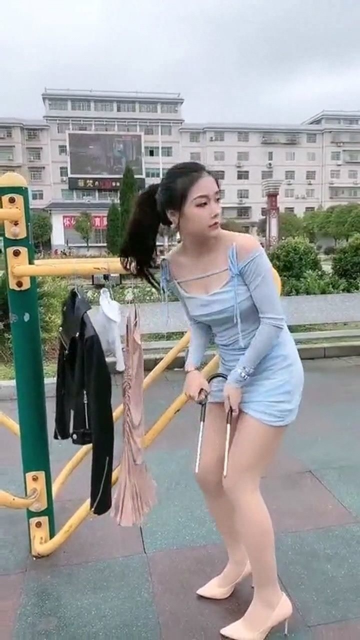 美女晒衣服怕被偷就上了锁诶等等好像哪里不太对劲