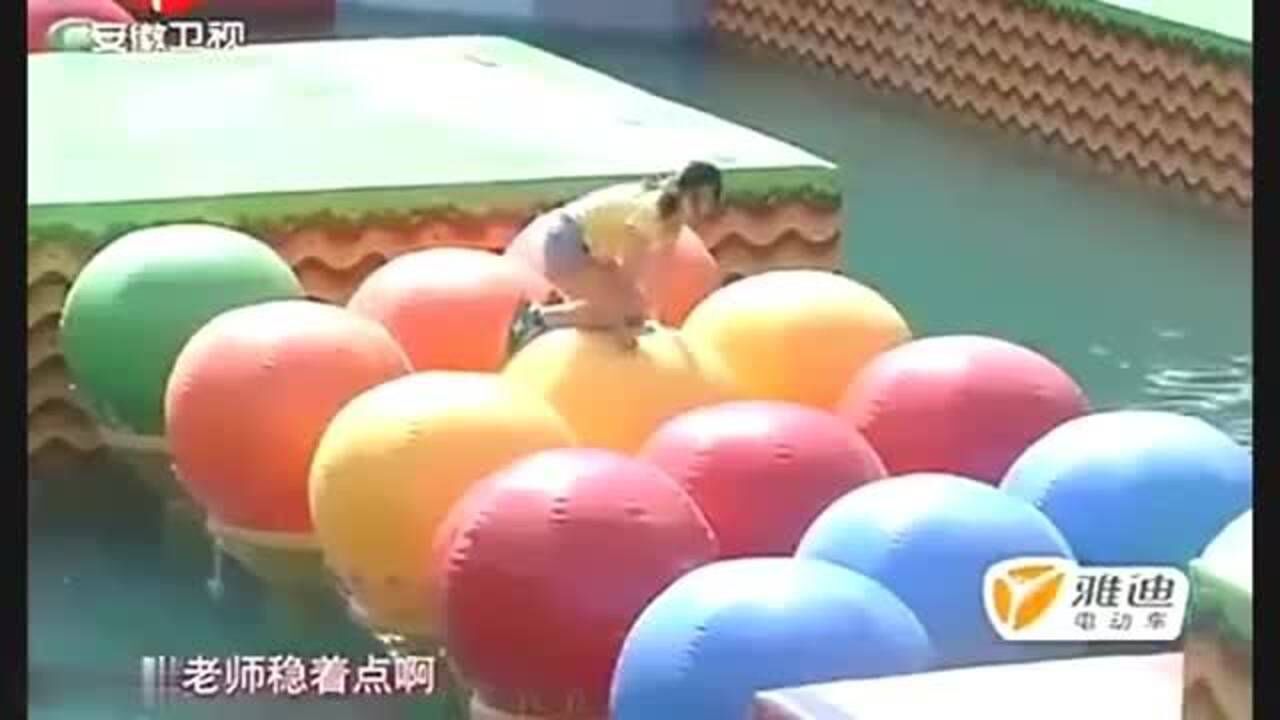 男生女生向前冲张老师爬着闯关摄影师真是良心观众都开心
