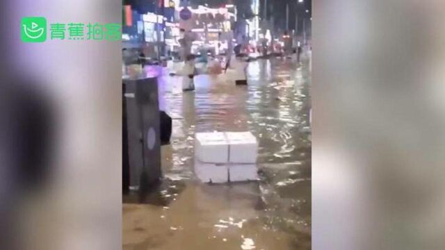 直击韩国釜山大暴雨:街头成河地铁口变“瀑布” 已有3人死亡