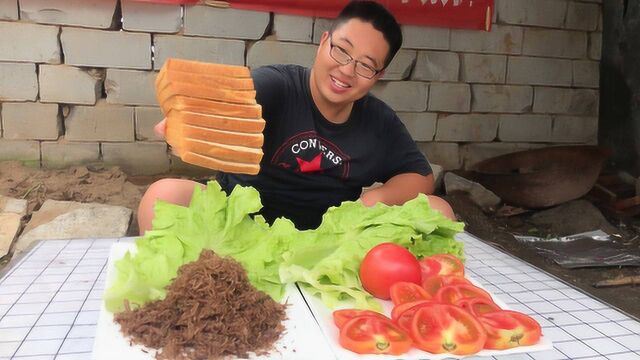 小伙自制牛肉松,忙活一上午,料理机坏了一个,来一口:都值了!