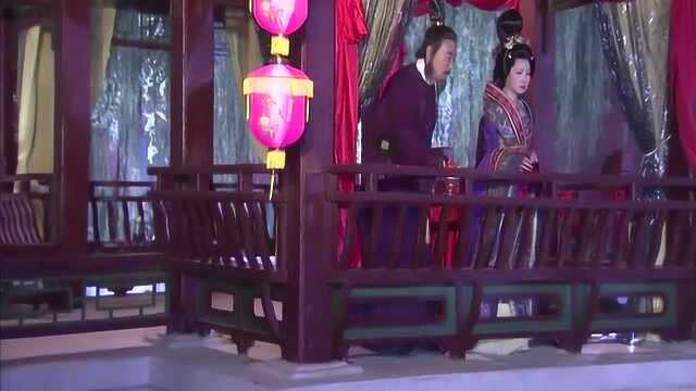 杨玉环路过水池边,怎料龙鱼现身,那顶绿帽子竟没了