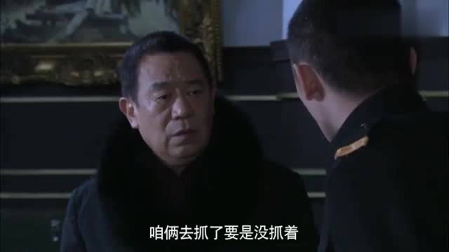 儿子要父亲走流程填登记表,问父亲叫什么名字,父亲:你爹!