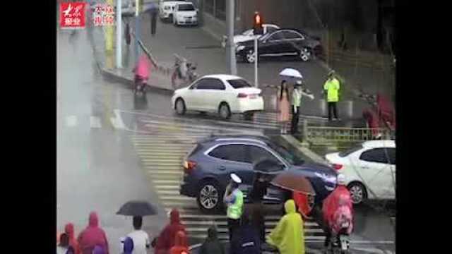 丨交警冒雨执勤,小小雨伞警民情