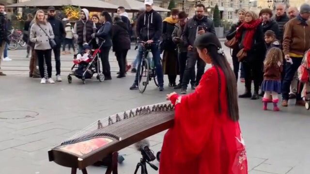 中国姑娘法国街头古筝独奏,一曲《西海情歌》太绝了,直接征服现场老外