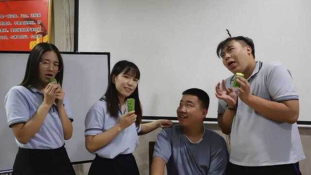 师生挑战“笑面吃苦瓜”,学渣被逼疯,学霸笑成表情包