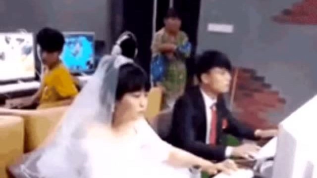 新婚夫妻,在线开黑