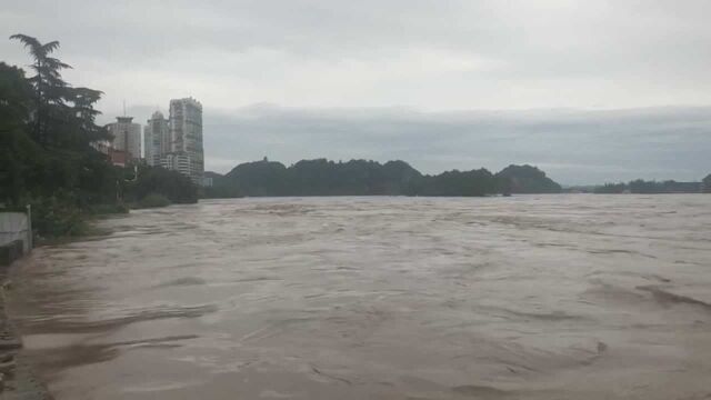 (电视通稿ⷤ𛊦—宐Š新闻)四川乐山太阳岛首批被困群众成功疏散