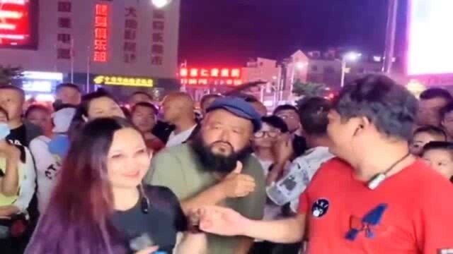 胡子哥的美女搭档,被帅小伙抢走了,看他如何对待这尴尬场面