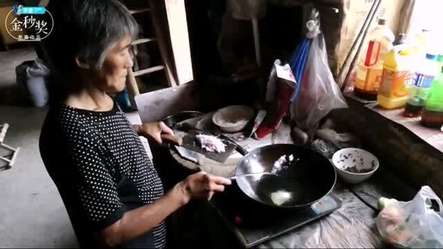 河南辉县山区,赤膊上阵拉风箱的场景你见过吗,看看蒸的啥?