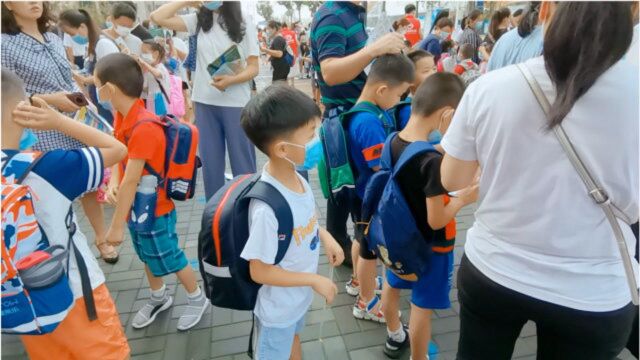 青岛某小学新生入校,这个一直饱受争议的小学,学生出乎意料的多