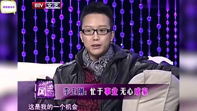 42岁李玉刚妻子罕见现身,鲁豫夸妻子美,李玉刚的回答暴露了情商