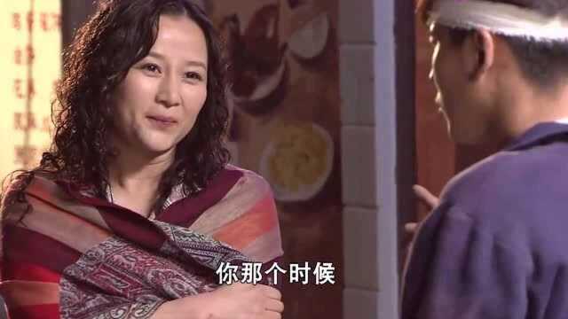 几个毛头坏小子扒门窗户缝偷看,小小年纪不干好事,直接被小伙打了!