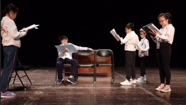 游曹禺故居 演话剧《雷雨》 “教育圆桌”小记者开启天津戏剧之旅