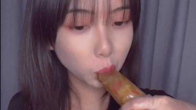 美女吃货吃蔬菜肠,果然是万物皆可灌肠,小姐姐的吃相真馋人