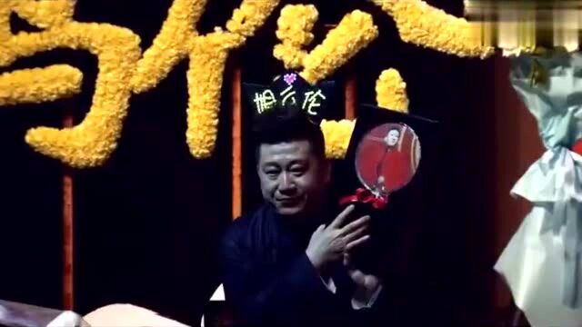 张鹤伦郎鹤炎相声:观众高举条幅对鹤伦大喊:还我血汗钱