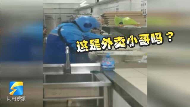 水饺店太忙外卖小哥亲自上手 这操作惊呆了顾客