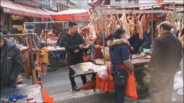 贵州街头商贩扎堆卖狗肉,当地市民:我不赞同吃狗肉,这些肉都没有检疫证明