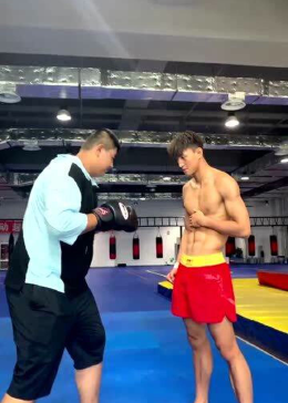 你以为我的腹肌是锻炼出来的吗？不！是打出来的！ - 腾讯视频