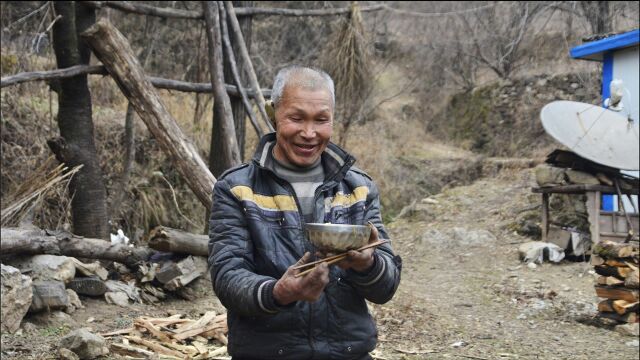 伊河第4村,栾川大山里人情浓,63岁单身大叔照顾70岁光棍老汉