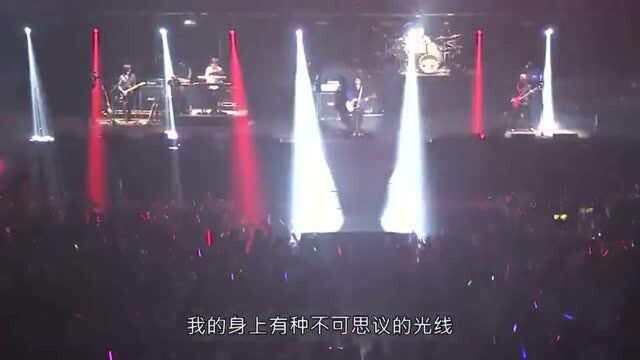 摇滚歌王伍佰演唱一首《风火》,台下观众这下坐不住了吧