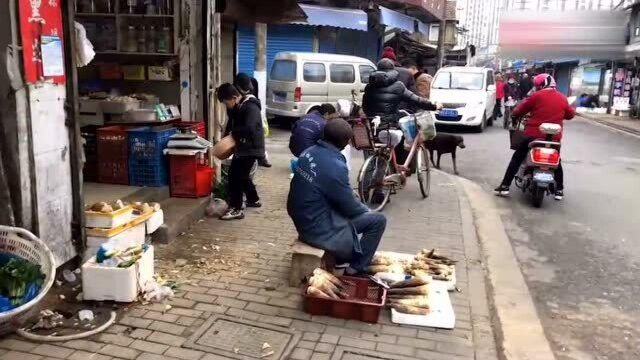 实拍上海杨浦区定海路城中村,街上人很多,很热闹