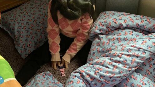 【腾讯视频】 睡懒觉被10岁哥哥打屁股 6岁女孩躲在被窝里用电话手表报了警
